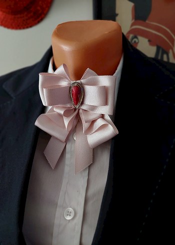 Pembe Fiyonk Detaylı Klasik Broş - Görsel 2