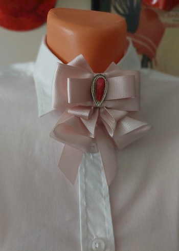 Pembe Fiyonk Detaylı Klasik Broş - Görsel 5