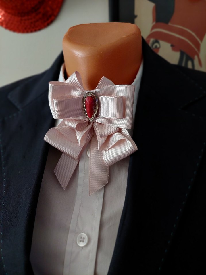 Pembe Fiyonk Detaylı Klasik Broş - Görsel 2