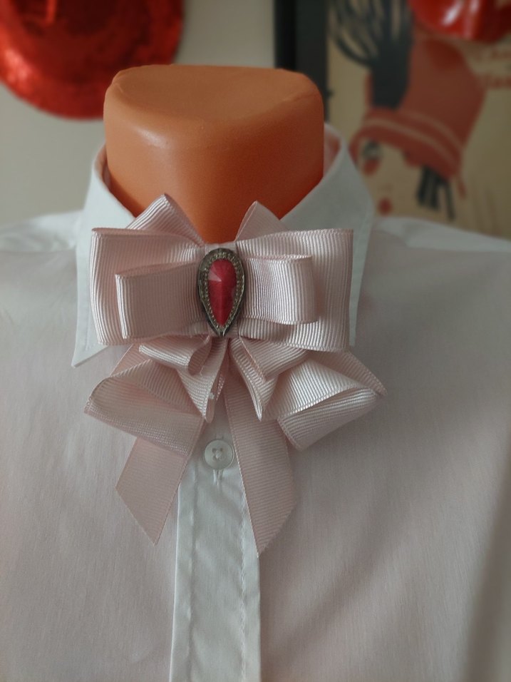 Pembe Fiyonk Detaylı Klasik Broş - Görsel 4