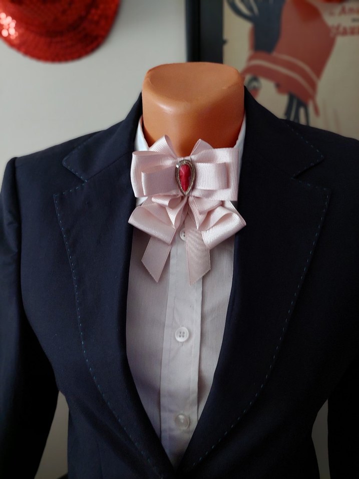 Pembe Fiyonk Detaylı Klasik Broş - Görsel 3