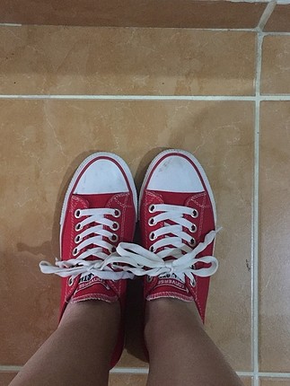 Kırmızı converse