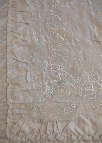 İşlemeli Beyaz Parlak Yatak Örtüsü - Görsel 3