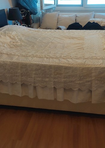 İşlemeli Beyaz Parlak Yatak Örtüsü - Görsel 4