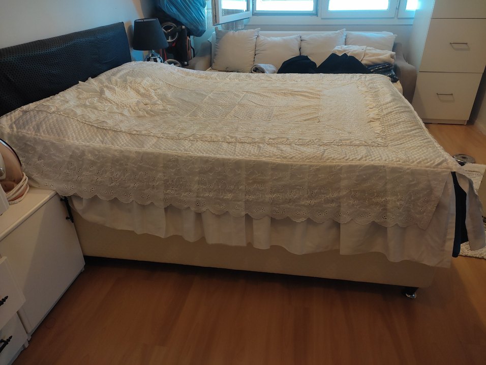 İşlemeli Beyaz Parlak Yatak Örtüsü - Görsel 4