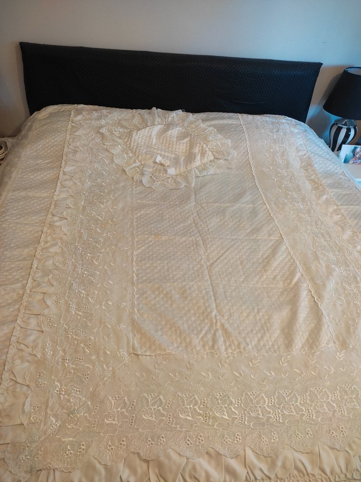 İşlemeli Beyaz Parlak Yatak Örtüsü - Görsel 2