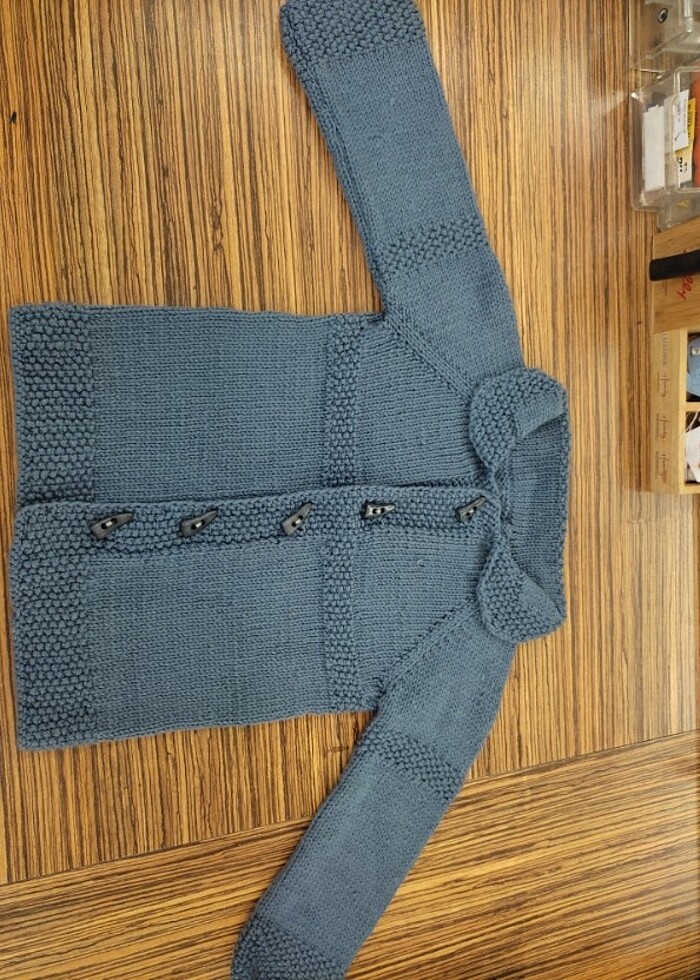 Erkek çocuk için el örmesi yün hirka - Görsel 2