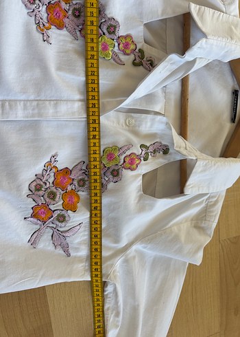 Trendyol pamuklu yakası pencereli açık önü çiçek aplikeli gömlek - Görsel 6