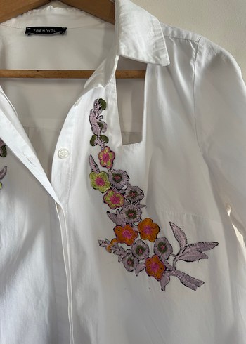 Trendyol pamuklu yakası pencereli açık önü çiçek aplikeli gömlek - Görsel 2