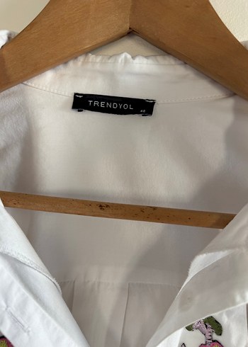 Trendyol pamuklu yakası pencereli açık önü çiçek aplikeli gömlek - Görsel 3