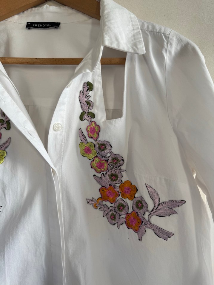 Trendyol pamuklu yakası pencereli açık önü çiçek aplikeli gömlek - Görsel 2