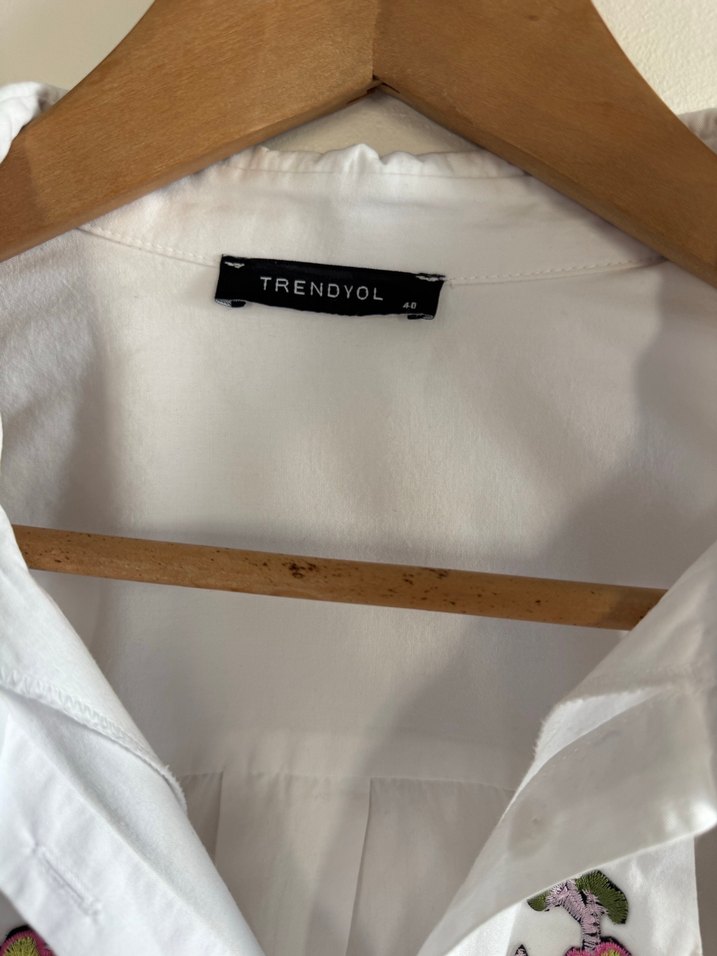 Trendyol pamuklu yakası pencereli açık önü çiçek aplikeli gömlek - Görsel 3