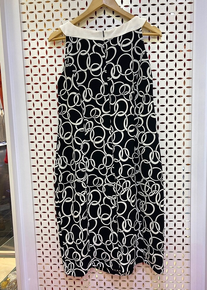 Siyah beyaz desenli içi astarlı kolsuz elbise - Görsel 2