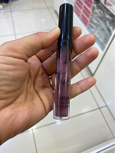 Kylie mat likit ruj koyu mürdüm renk