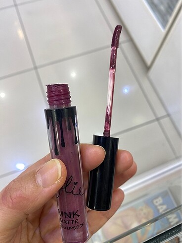 Kylie Cosmetics Kylie mat likit ruj koyu mürdüm renk