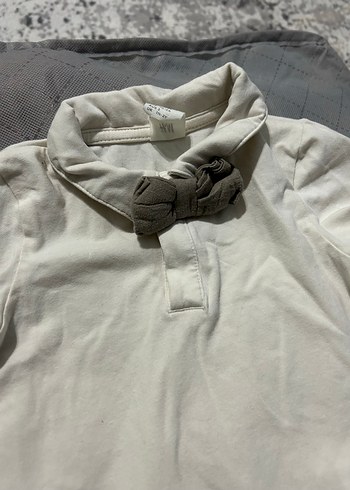 Gri fiyonk detaylı beyaz bebek zıbını - Görsel 2