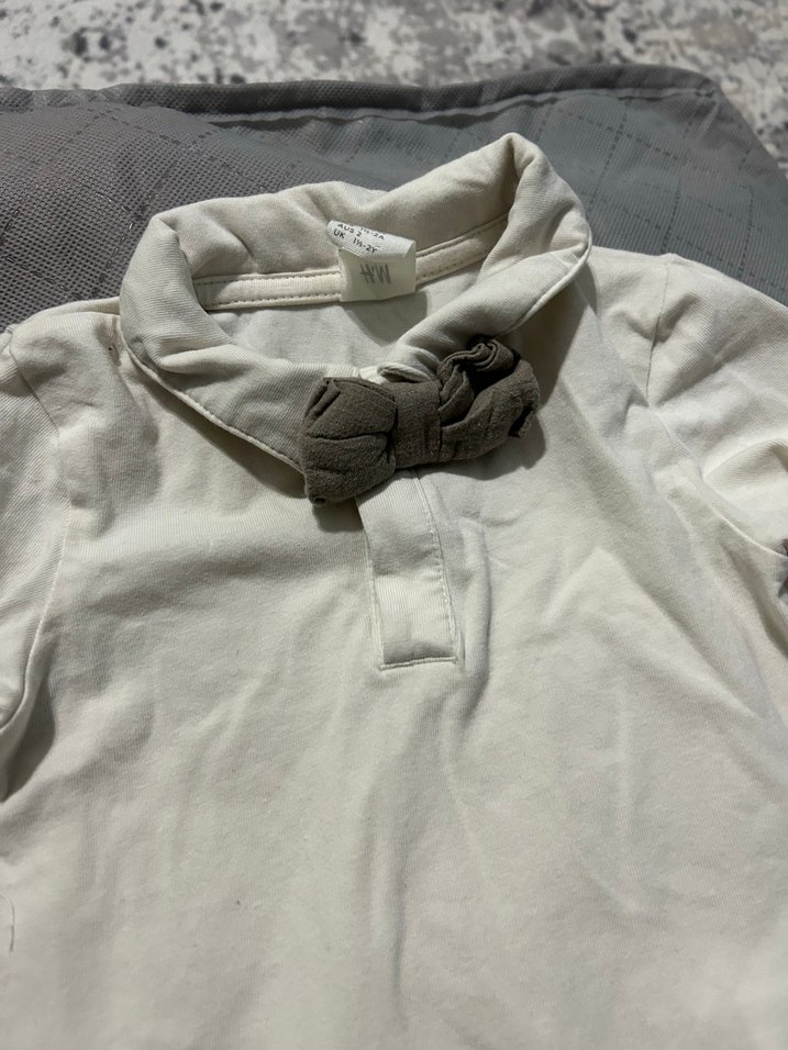 Gri fiyonk detaylı beyaz bebek zıbını - Görsel 2