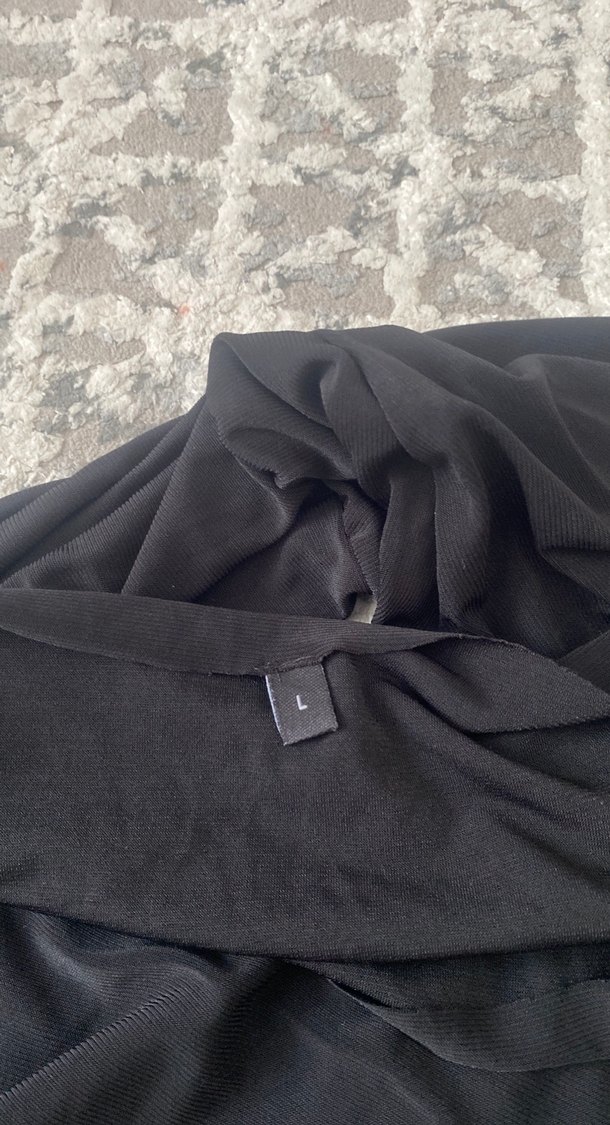 Siyah yırtmaçlı elbise - Görsel 3