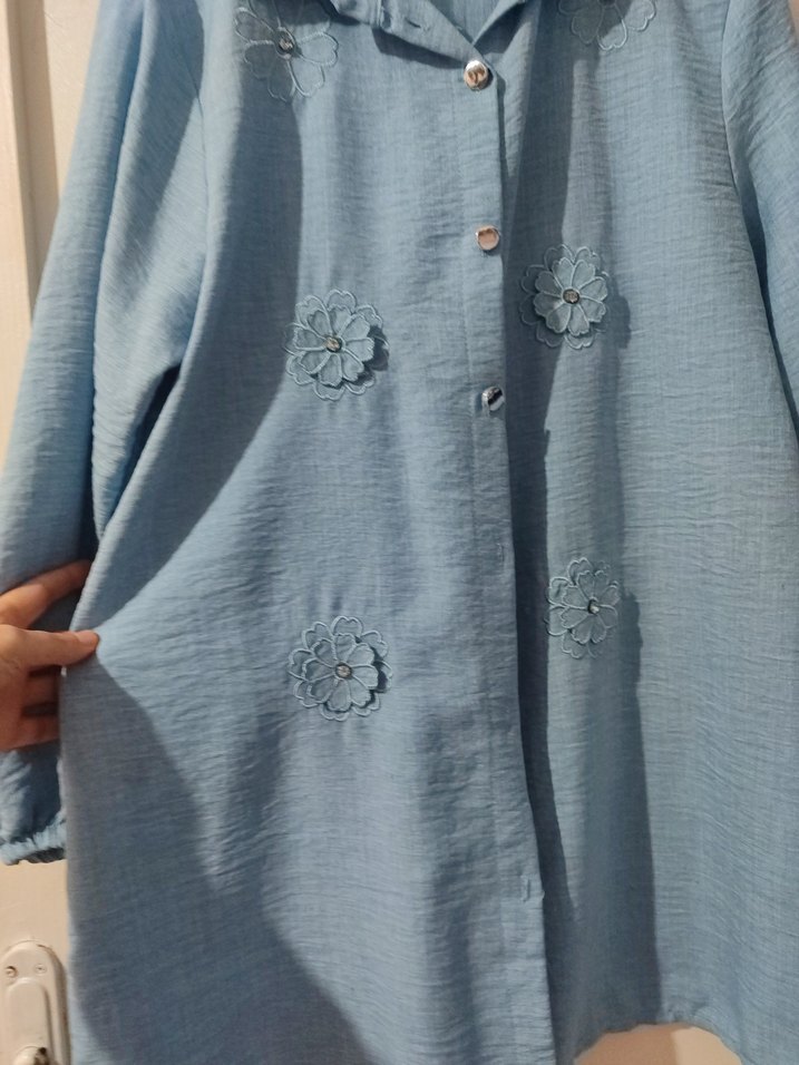 Düğmeli Mavi Gömlek - Görsel 2