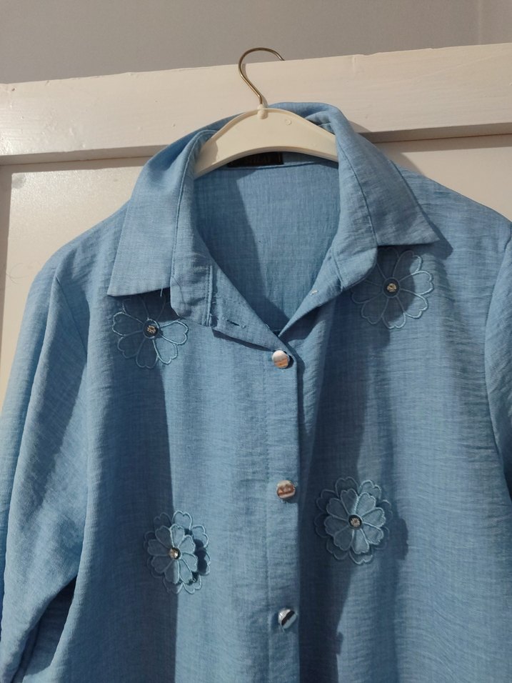 Düğmeli Mavi Gömlek - Görsel 3