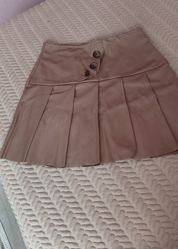 Deri Düğmeli Bej Pilili Mini Etek