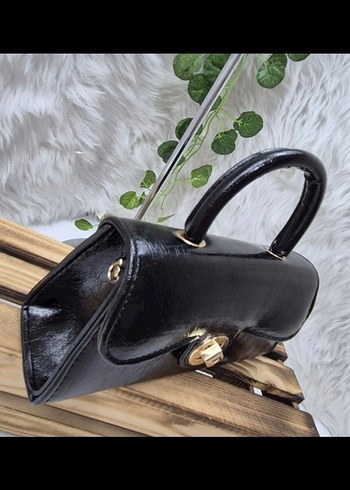 Zincir Detaylı Siyah Yılan Derisi Desenli Deri Çanta - Görsel 3