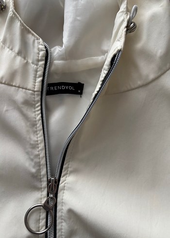 Kadın Beyaz Kapüşonlu Uzun Kollu yağmurluk - Görsel 2