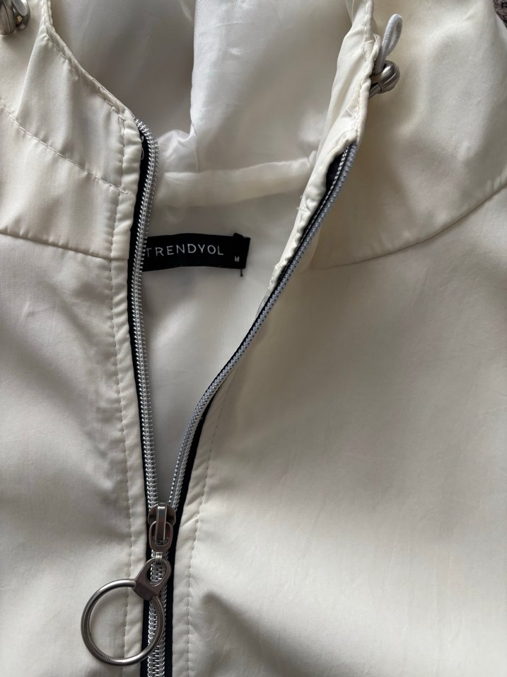 Kadın Beyaz Kapüşonlu Uzun Kollu yağmurluk - Görsel 2