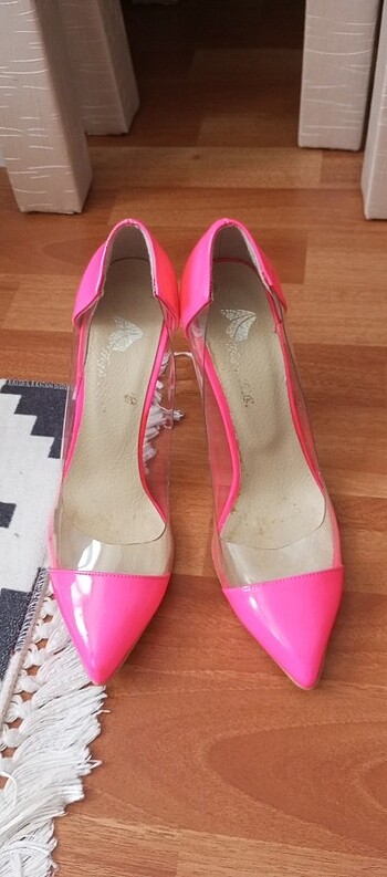 Pembe topuklu ayakkabı