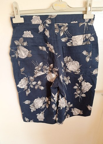 Düğmeli Lacivert Çiçekli Kadın Bermuda Şort - Görsel 4