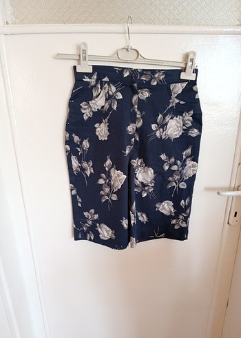 Düğmeli Lacivert Çiçekli Kadın Bermuda Şort - Görsel 2