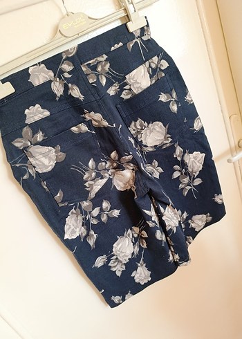 Düğmeli Lacivert Çiçekli Kadın Bermuda Şort - Görsel 6