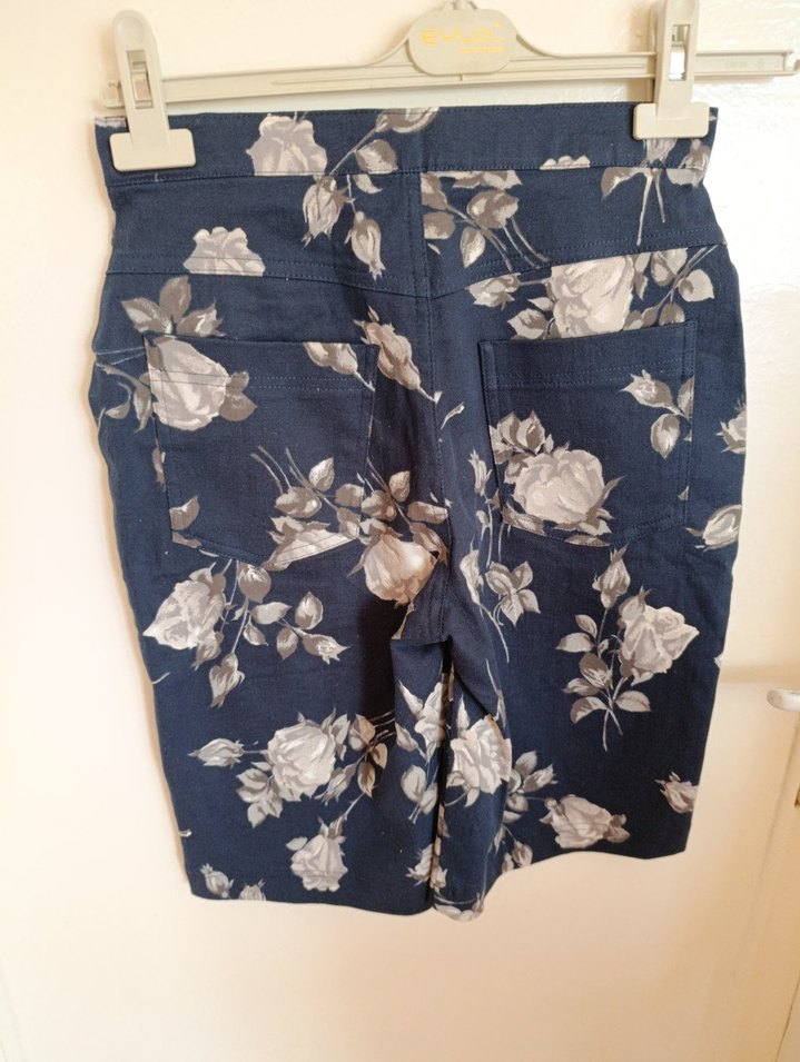 Düğmeli Lacivert Çiçekli Kadın Bermuda Şort - Görsel 4
