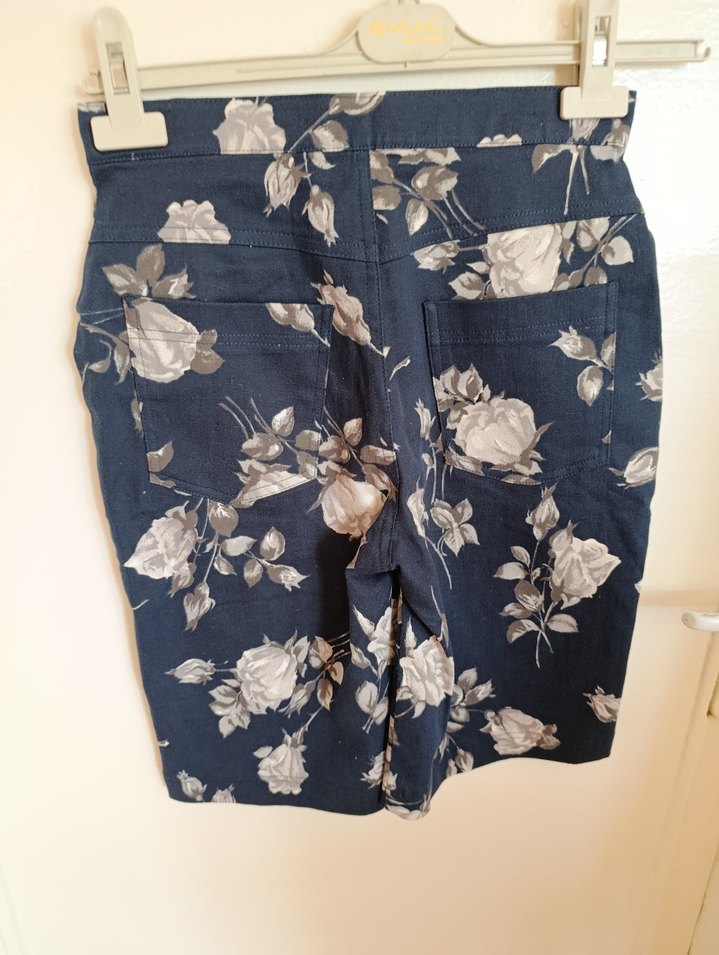Düğmeli Lacivert Çiçekli Kadın Bermuda Şort - Görsel 3