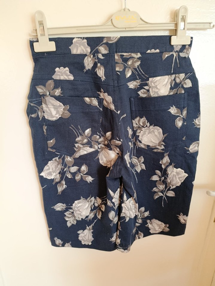 Düğmeli Lacivert Çiçekli Kadın Bermuda Şort - Görsel 5