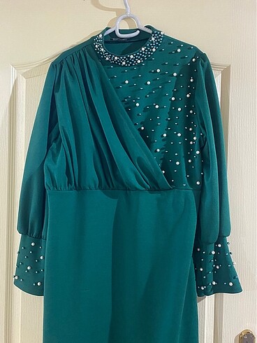 Zümrüt yeşili inci detaylı elbise - Görsel 5
