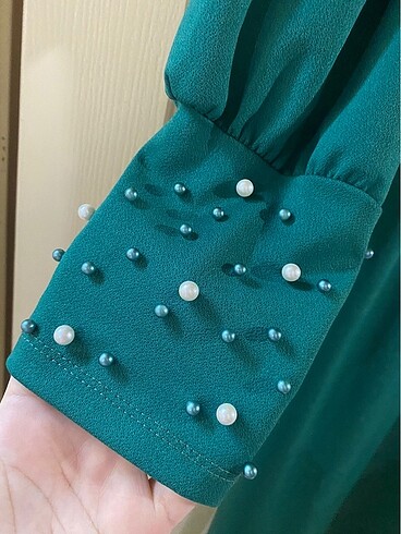 Zümrüt yeşili inci detaylı elbise - Görsel 6
