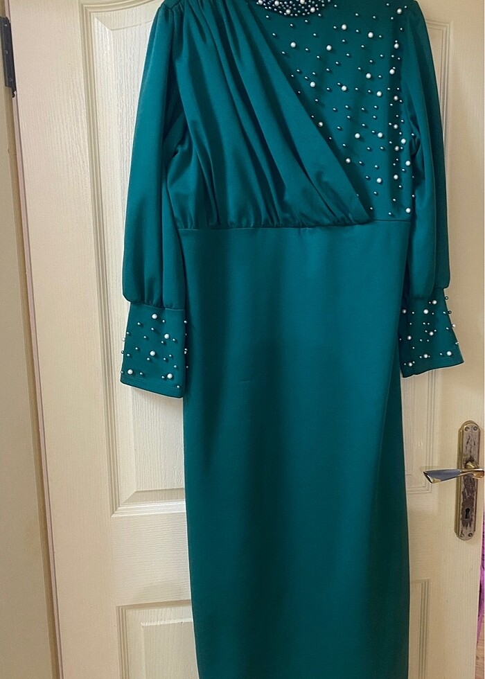 Zümrüt yeşili inci detaylı elbise - Görsel 2