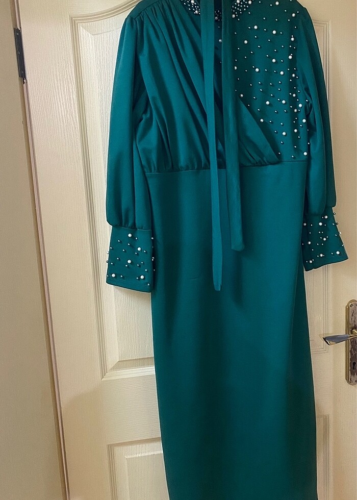 Zümrüt yeşili inci detaylı elbise - Görsel 3