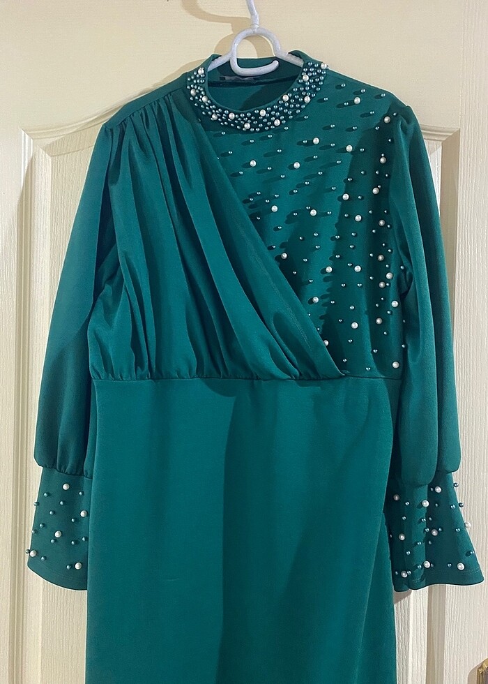Zümrüt yeşili inci detaylı elbise - Görsel 5