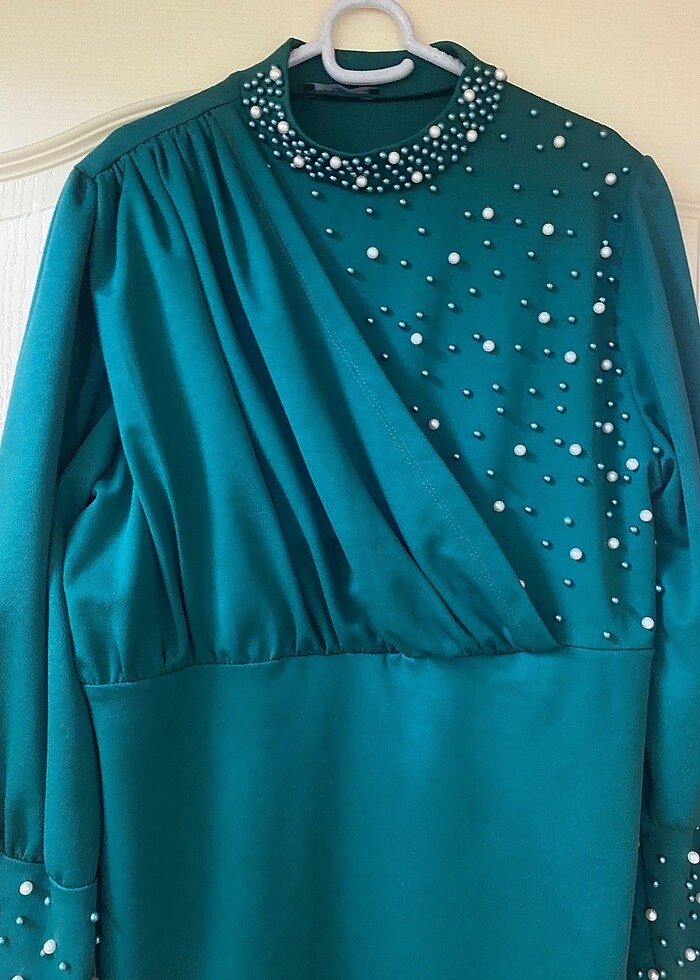 Zümrüt yeşili inci detaylı elbise - Görsel 4