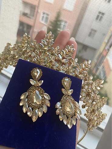 Gold küpe taç seti