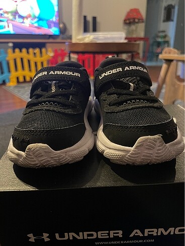 22 Beden UNDER ARMOUR SPOR AYAKKABI