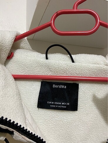 Bershka Kanguru mont