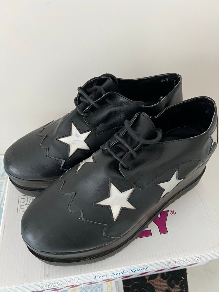 Siyah Yıldız Desenli Dolgu Topuklu Bağcıklı Oxford - Görsel 2