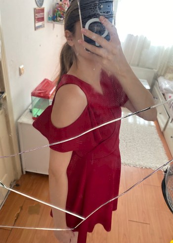 Kırmızı elbise - Görsel 2