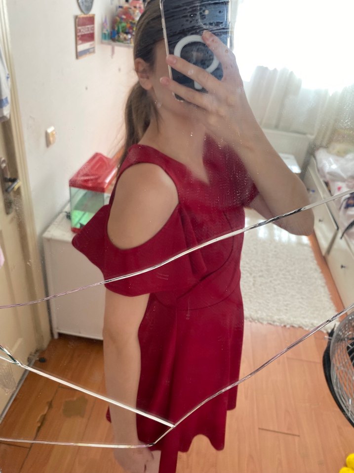 Kırmızı elbise - Görsel 2