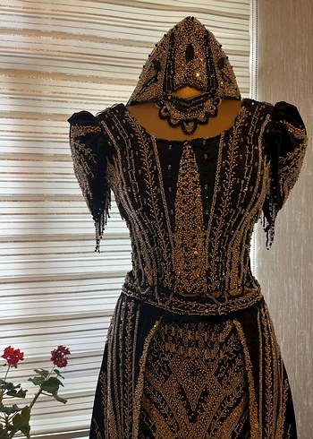 m Beden Altın İşlemeli Uzun Gotik Kadın Abiye