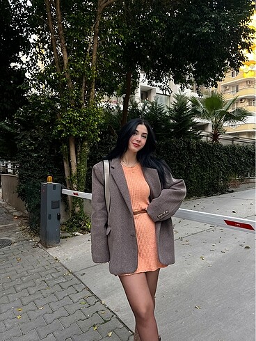 Turuncu elbise