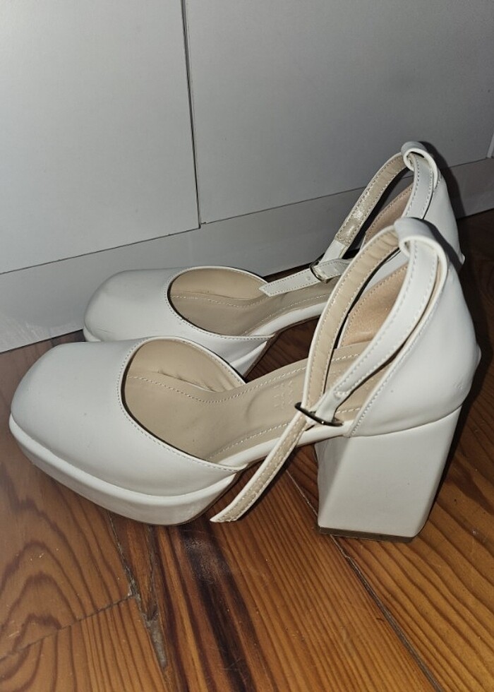 Beyaz topuklu ayakkabı - Görsel 2